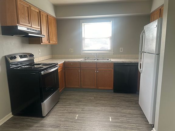 4th image of 1300 River Park Cir