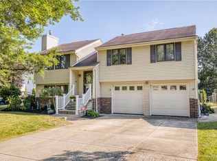 8 Greengage Cir, East Amherst, NY 14051