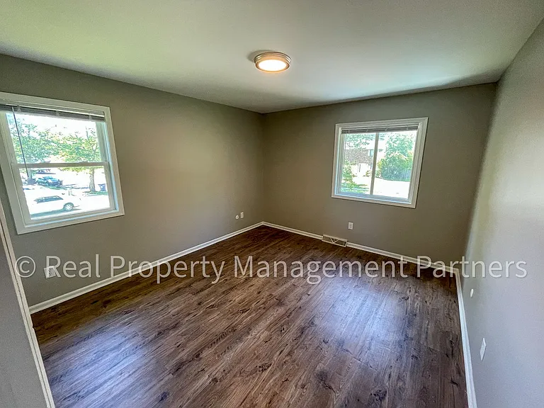 3920 Camelot Dr SE — Photo 8