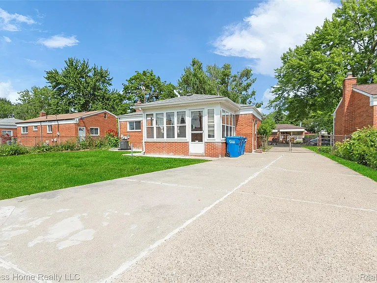 25217 Roan Ave — Photo 3