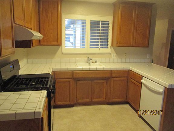 Spacious kit w/new gas stove