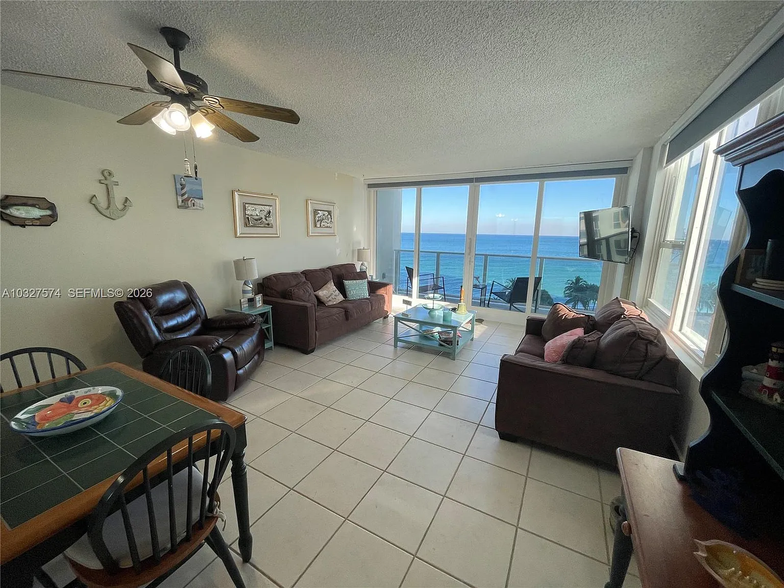 Alexander Towers Condo — Photo 4