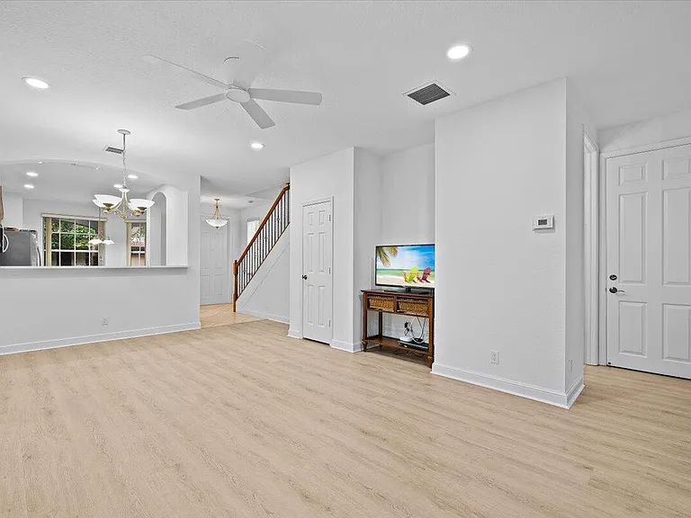 731 Duchess Ct — Photo 5