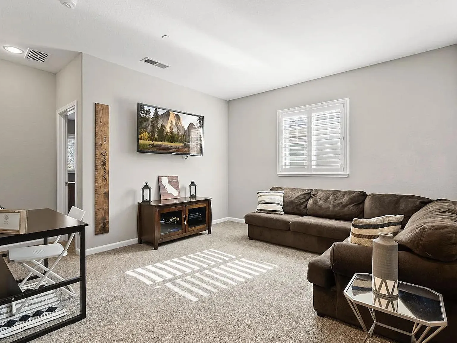 4 bed, 2381 sqft, $5,100 — Photo 4
