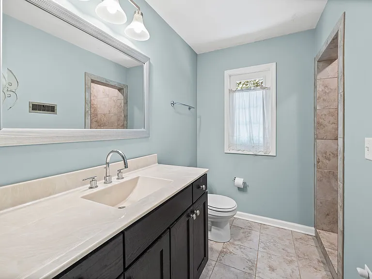 2260 N River Rd — Photo 26