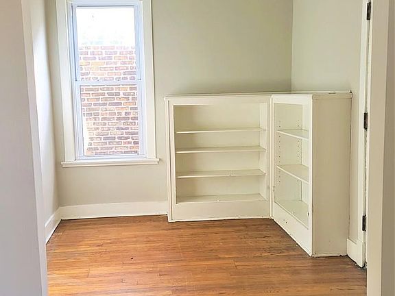 4th image of 10427 S Avenue G