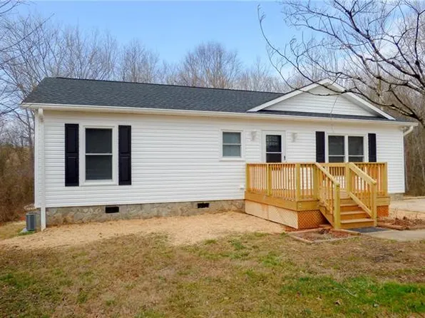 807 Foxwood Ct SW, Lenoir, NC 28645