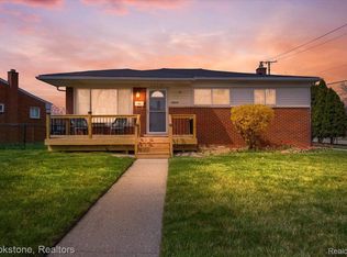 32510 Dover St, Garden City, MI 48135
