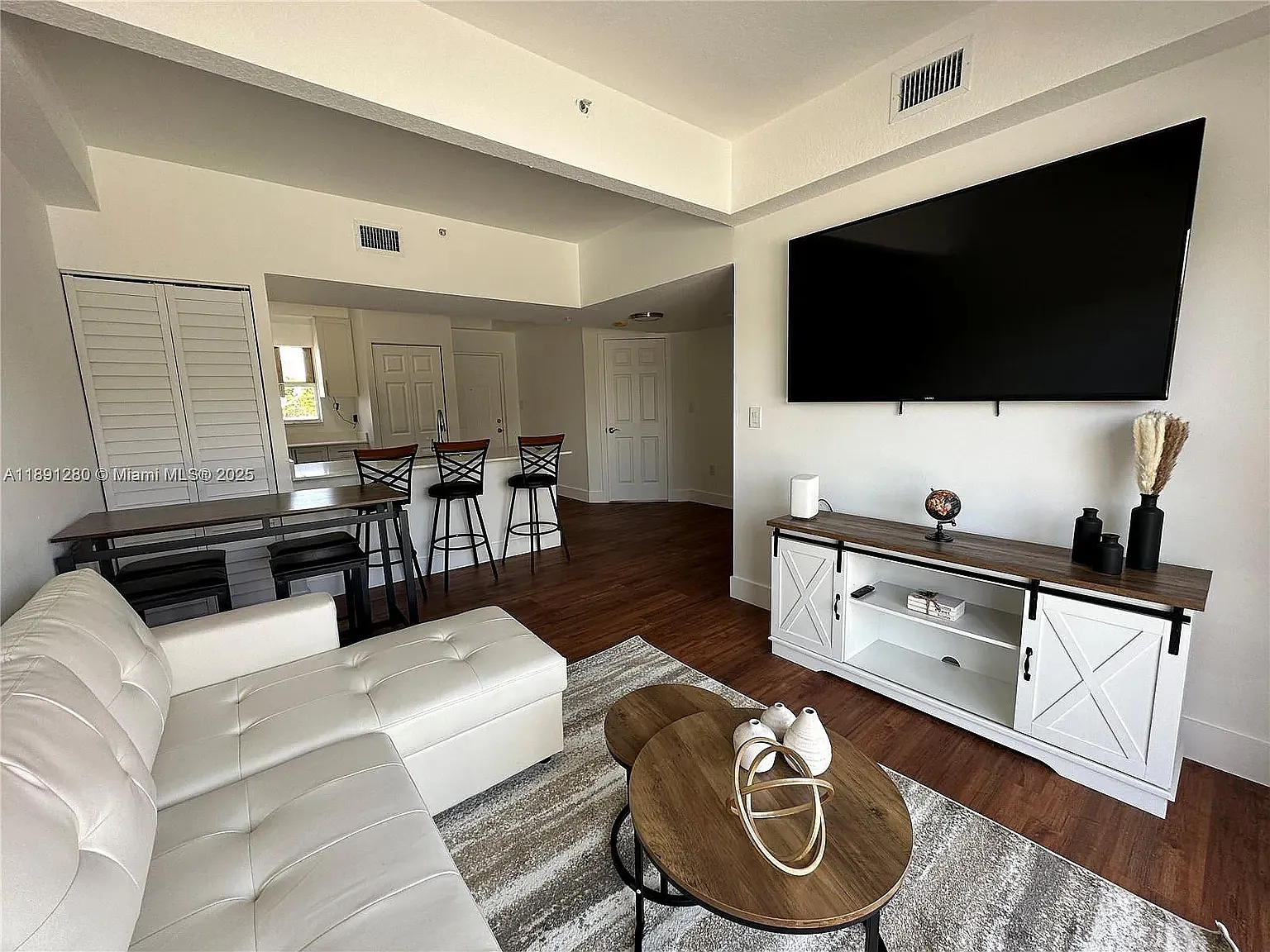 2 bed, 749 sqft, $2,600 — Photo 1