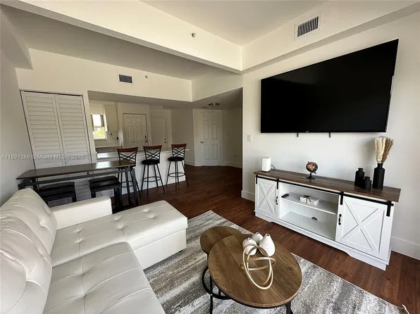 1638 SW 3rd St APT 303, Miami, FL 33135