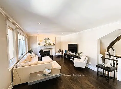 29 Franklin Cathcart Cres — Photo 5