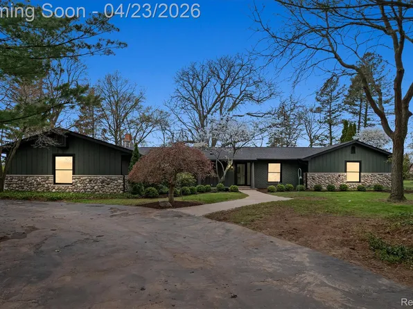 6800 Crestway Dr, Bloomfield Hills, MI 48301