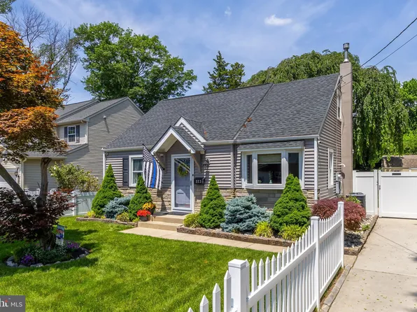323 4th Ave, Bellmawr, NJ 08031