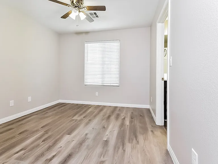 10509 W Gilmore Ave — Photo 11