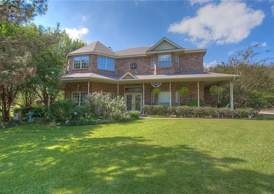 1st image of 115 Lake Circle Ct