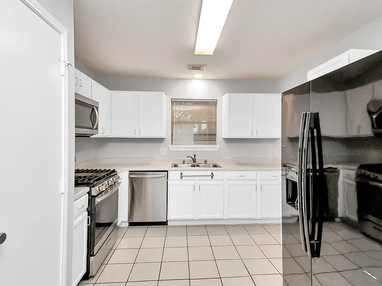 3919 Rolling Springs Ln — Photo 17