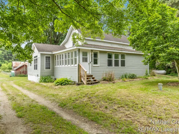 2122 Coats Grove Rd, Hastings, MI 49058