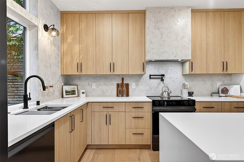 5th image of 4529 Corliss Avenue N