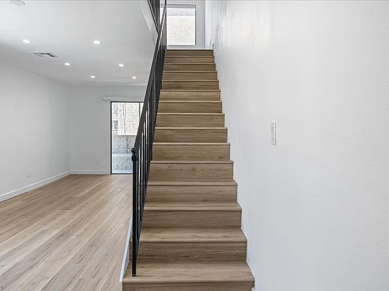 448 W Windsor Rd #6 — Photo 9