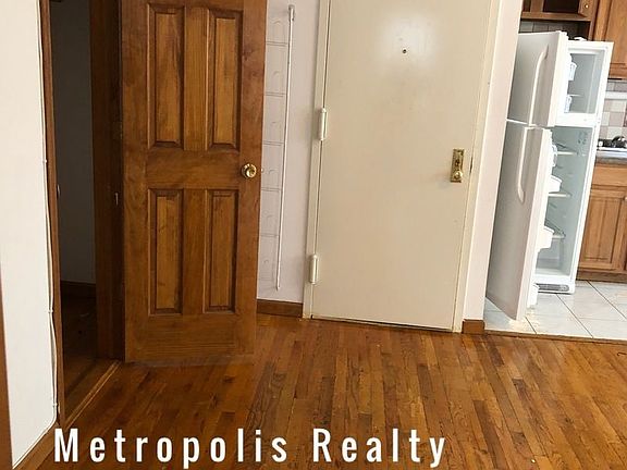 5th image of 2438 33rd St APT 2R