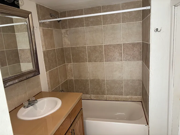 318 N Date St — Photo 6