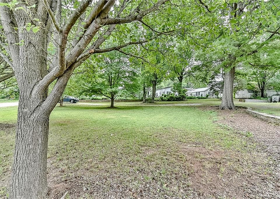 1st image of 703 Dogwood Ln