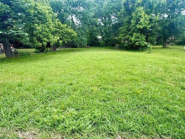 704 E 8th St, Bonham, TX 75418