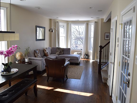 3rd image of 3249 N Hoyne Ave #3