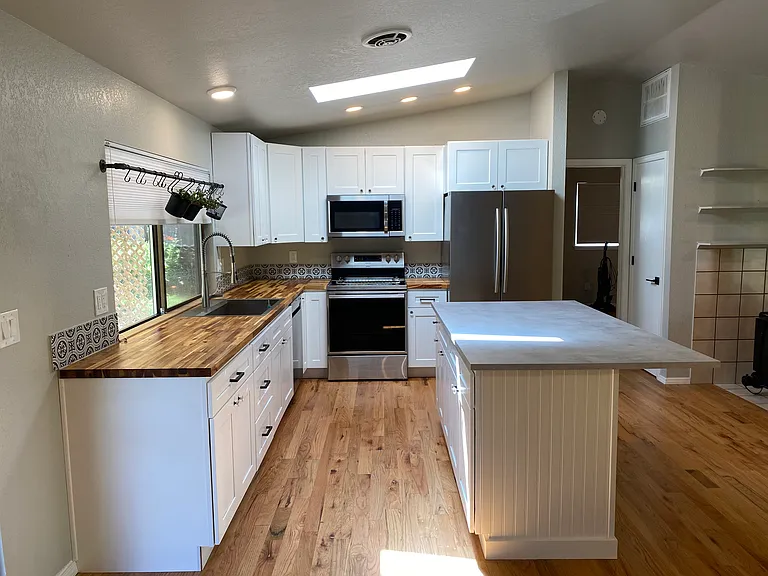1617 Valley West Ave — Photo 5