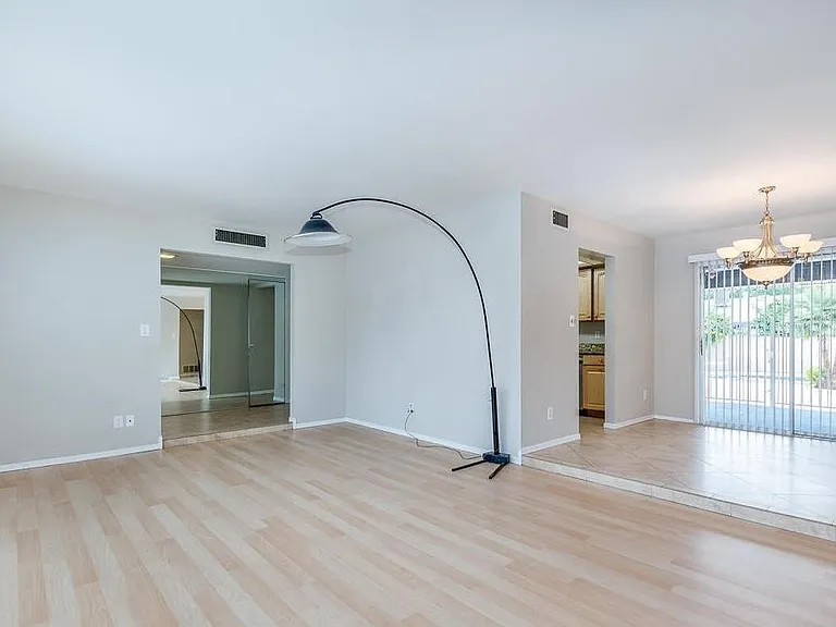2439 E Del Rio Dr — Photo 21