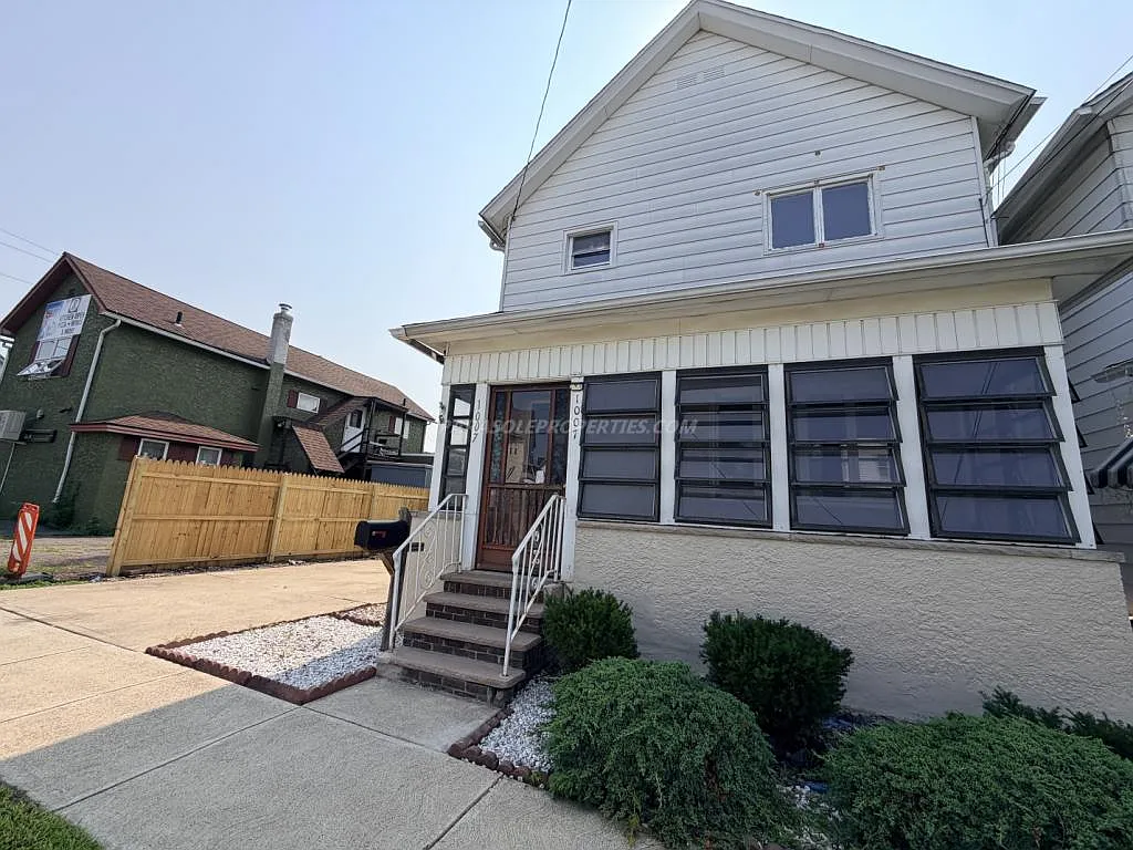 1007 Stafford Ave — Photo 2