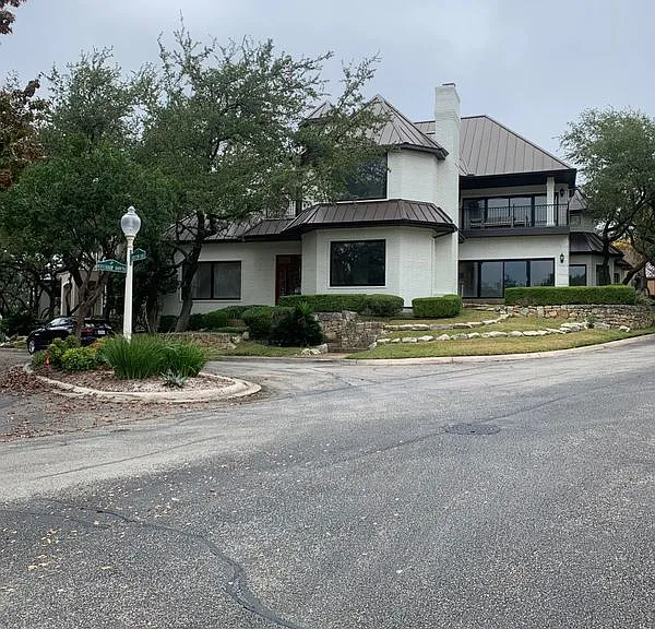 44 Stratton Ln — Photo 1