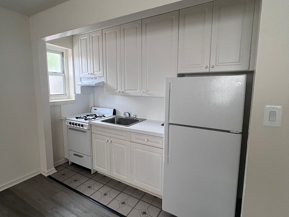 1st image of 830 Howard Ave #27B