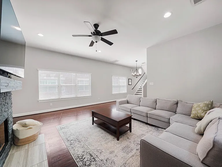 526 Westcross St — Photo 8