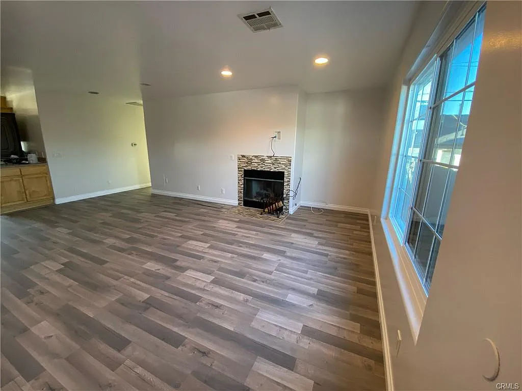 3 bed, 1167 sqft, $3,200 — Photo 2