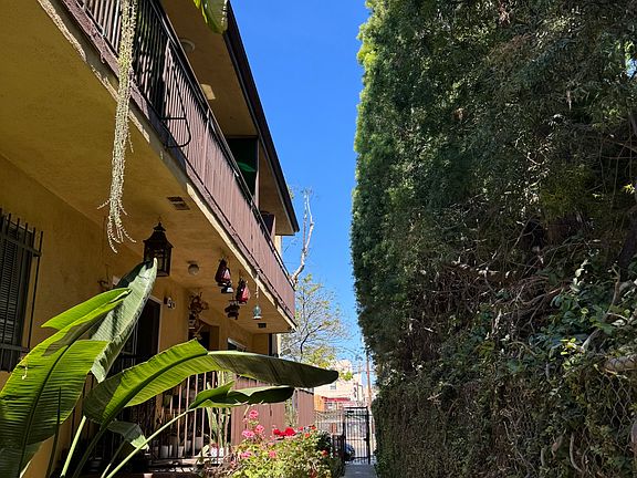3rd image of 1127 N Beachwood Dr