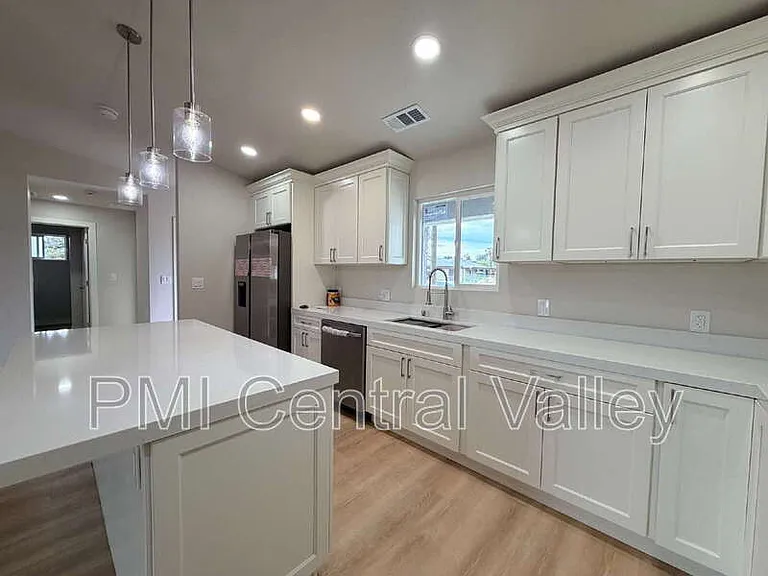 1710 Waverly Dr — Photo 10