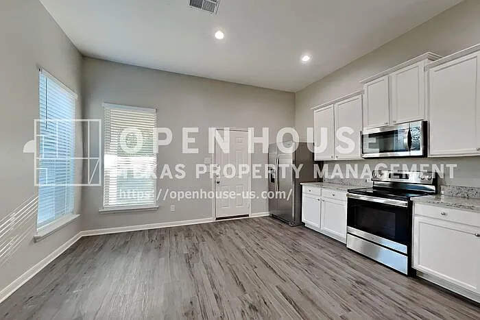 4 bed, 2.5 bath, 2256 sqft, $2,200 — Photo 4