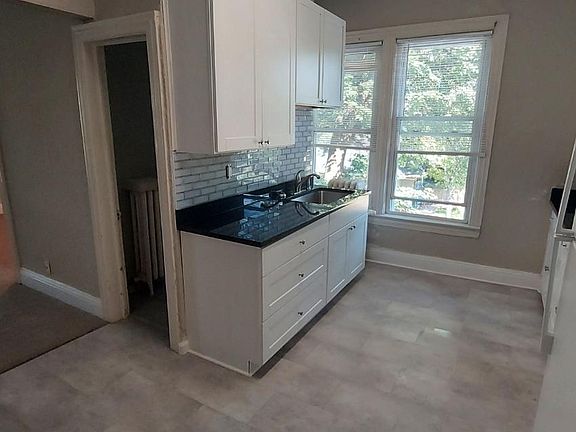 5th image of 97 Victoria St S #6