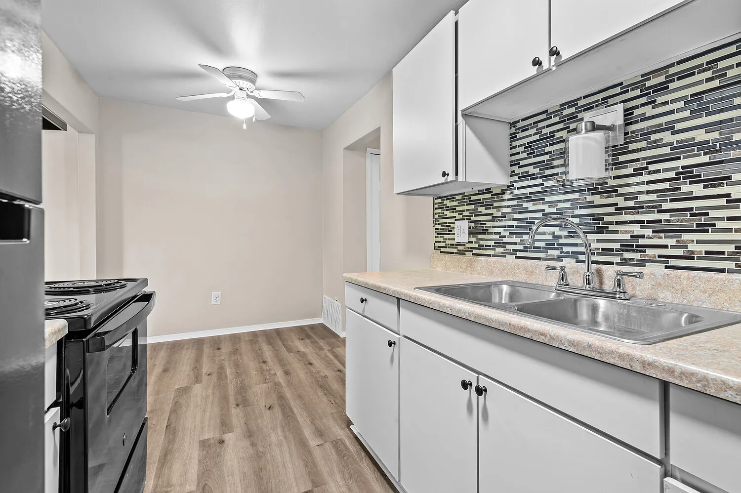 Water's Edge Apartments — Photo 4