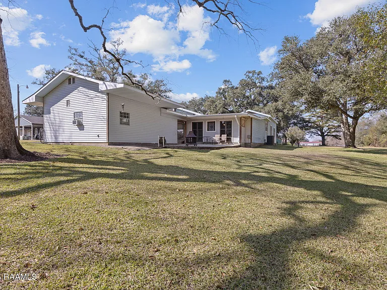 411 Wiggins Rd — Photo 32