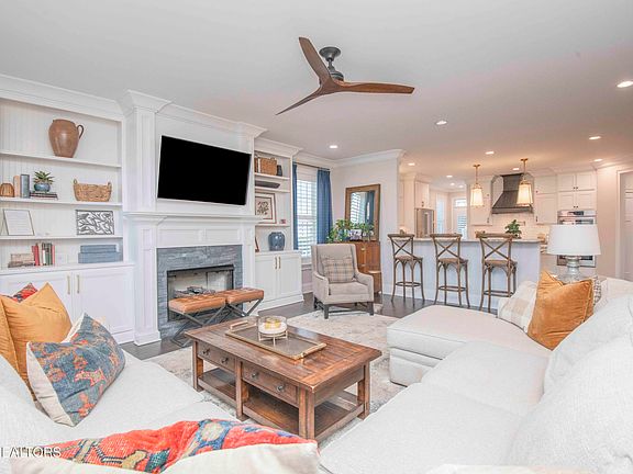 5th image of 527 Colonial Ridge Ln