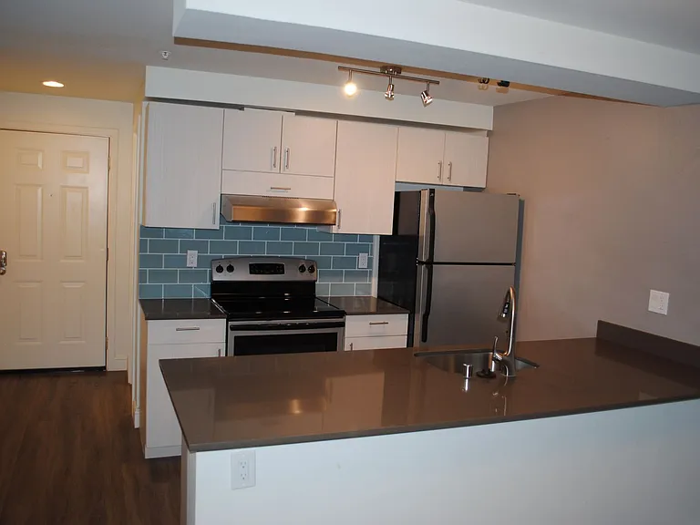 Cameron Apartments — Photo 16