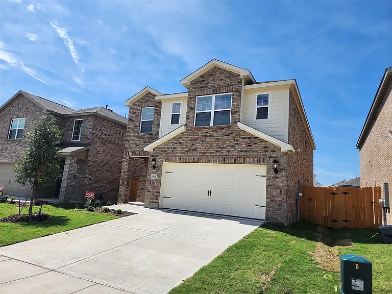 1411 Butler Ave — Photo 2