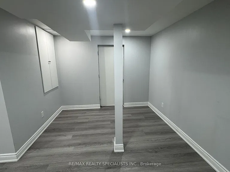 33 Bluffwood Cres — Photo 9