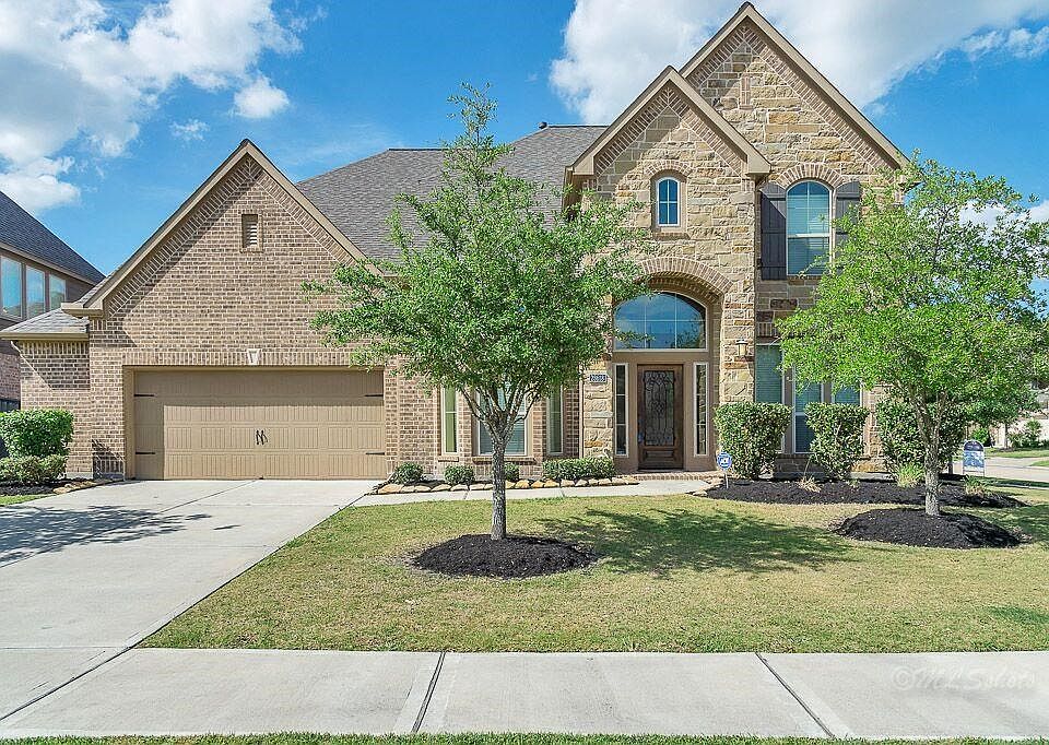 The stone elevation gives this home beautiful curb appeal!!