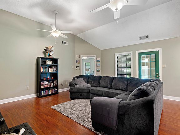 4th image of 167 Hillview Dr
