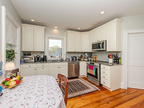 3rd image of 229 Miller Ave APT 3