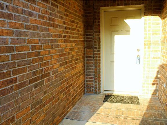 2nd image of 3720 Oak St