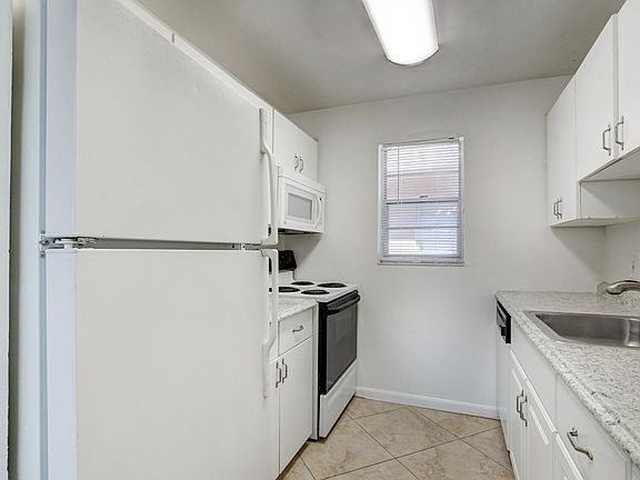 2nd image of 600 SW 2nd Ave APT 240